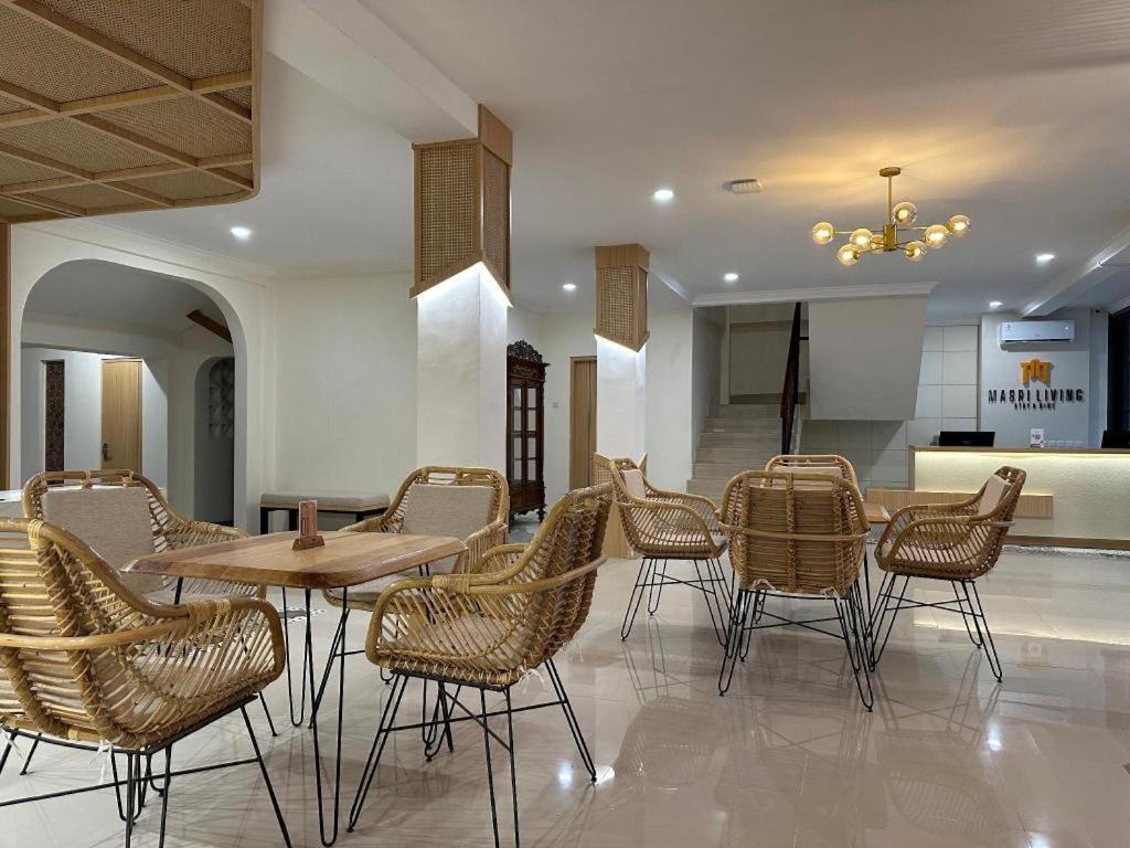 Masri Living By Daphna International Hotel Yogyakarta Bagian luar foto